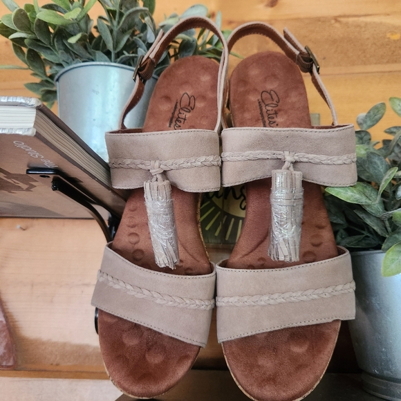 Elites Walking Cradles 💜 NIB Kalinda Suede Leather Tassel Cork Wedge Sandal 12M - Picture 2 of 10